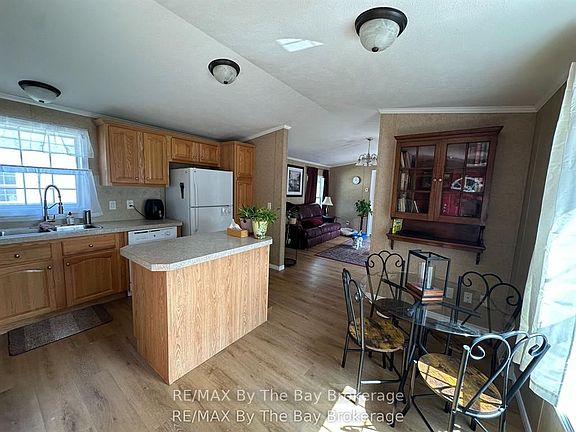 3rd image of 40 Georgian Glen Dr