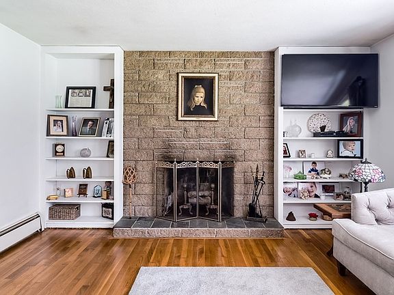 3rd image of 36 Cranbrook Dr
