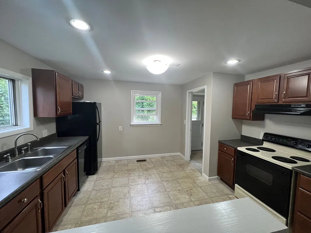 2 bed, 1.5 bath, 1050 sqft, $1,900 — Photo 2