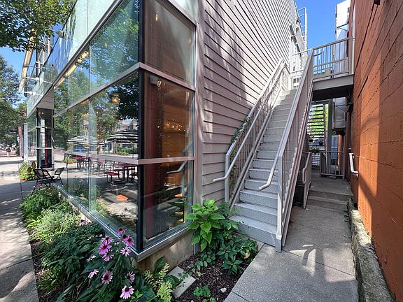 3rd image of 1015 Wealthy St SE
