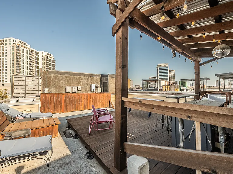 3911 Gilbert Ave #G — Photo 32