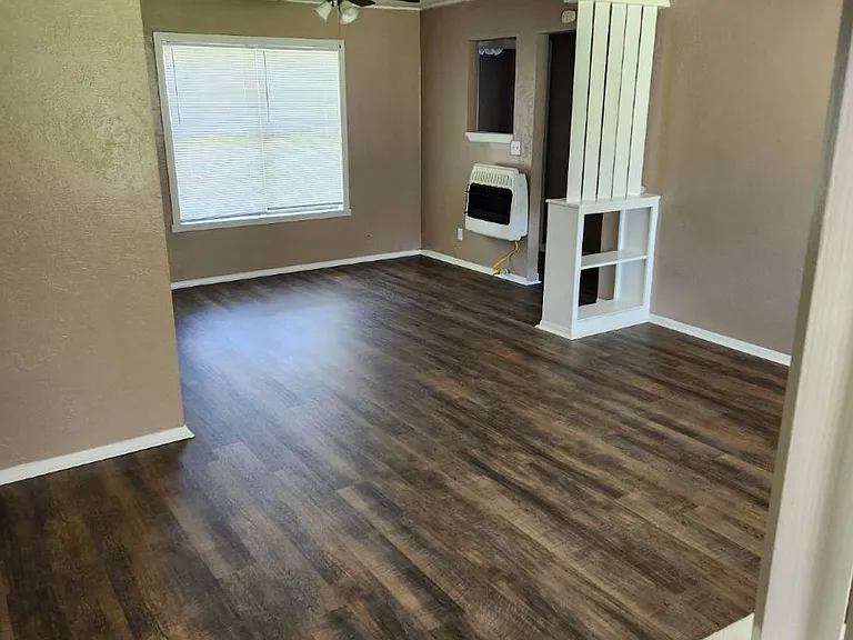 2420 Hayes Ln — Photo 2