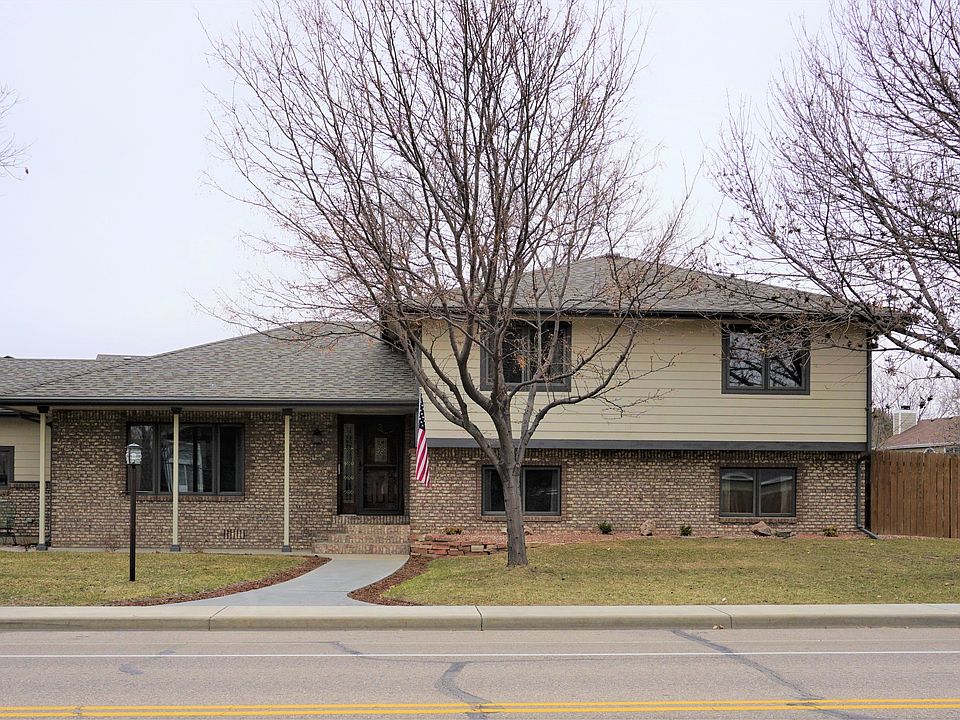 1st image of 900 Pine Dr