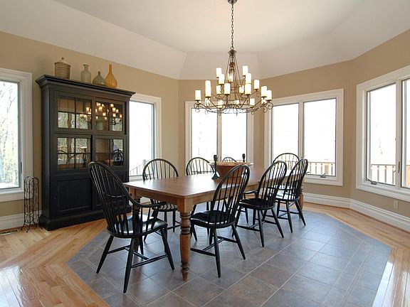 BREAKFAST AREA WALL OF WINDOWS