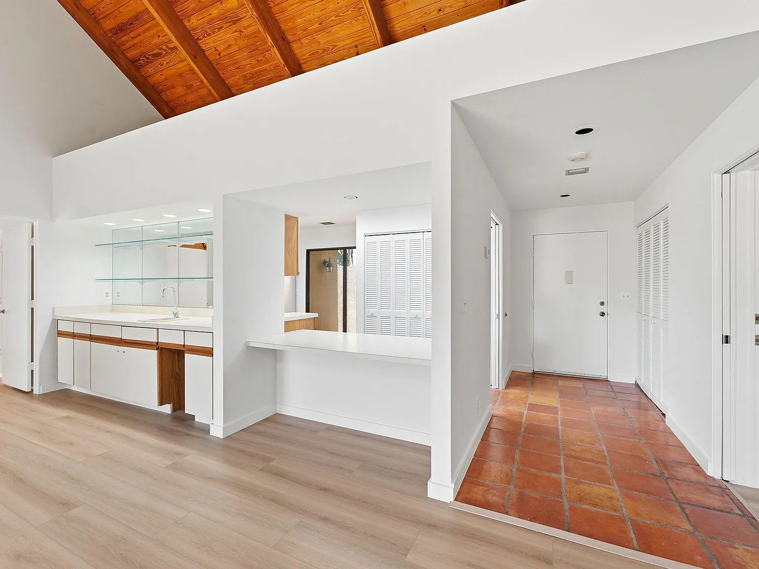 2 bed, 2.0 bath, 1674 sqft, $5,000 — Photo 4