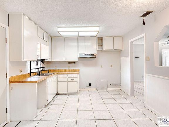 3rd image of 214 W Barbara Ave