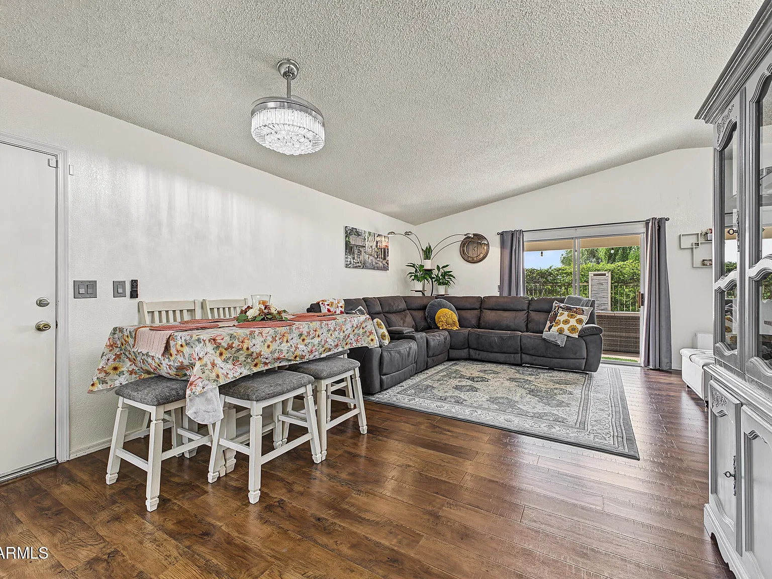 3 bed, 1290 sqft, $2,200 — Photo 4