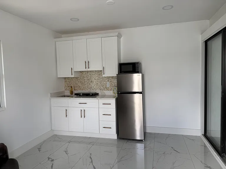 1689 SE Harp Ln — Photo 2