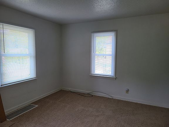 4th image of 1128 S Sunset Ave