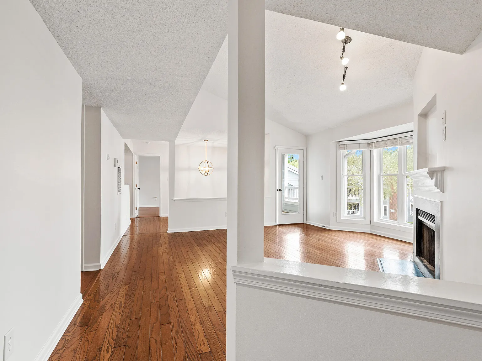 2 bed, 2.0 bath, 1086 sqft, $1,995 — Photo 3