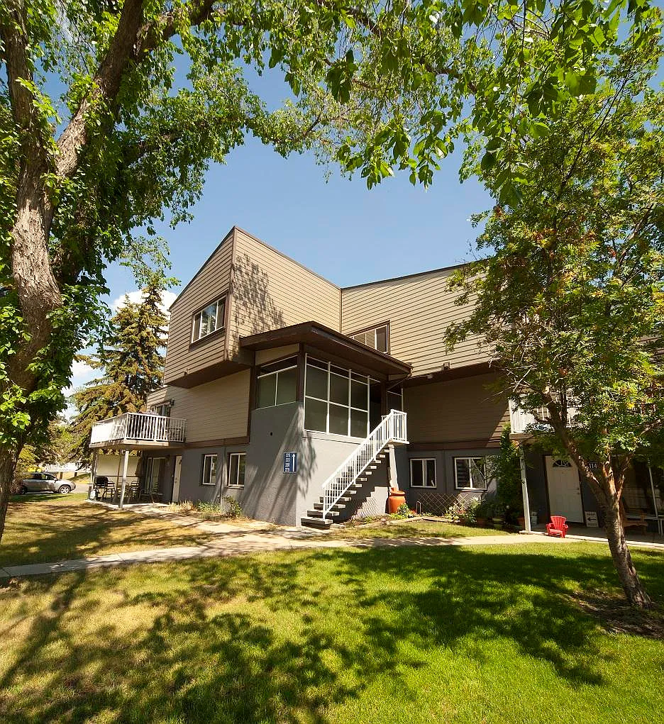 100 Hillcrest Place SW Edmonton — Photo 2