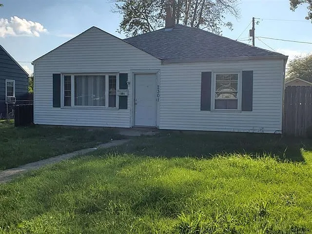 2301 S Vine St photo 1