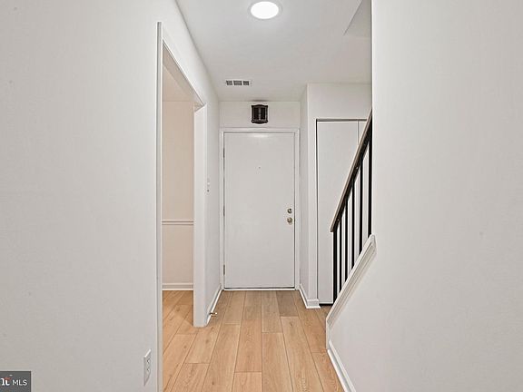 5th image of 1005 Saber Ln