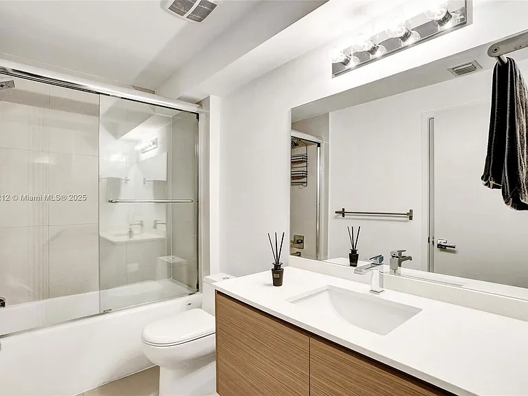 600 NE 27th St #1502 — Photo 12