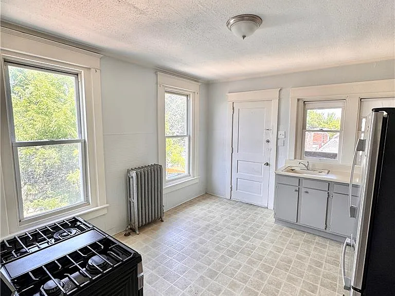 31 N 12th St #3 — Photo 4