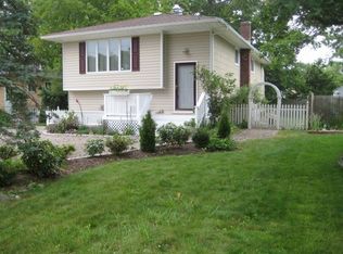 47 Oakwood Dr, Shirley, NY 11967