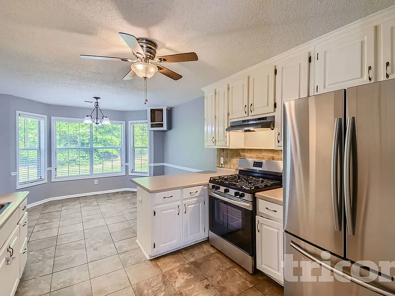 390 River Point Dr — Photo 8