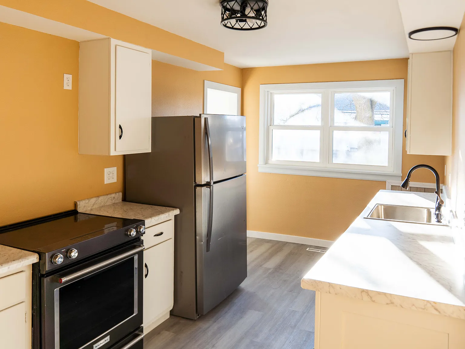 3 bed, 1300 sqft, $1,600 — Photo 2