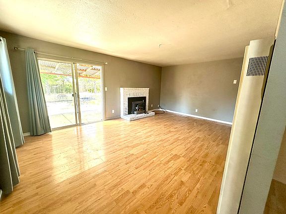 3rd image of 1558 Lodgepole Ave