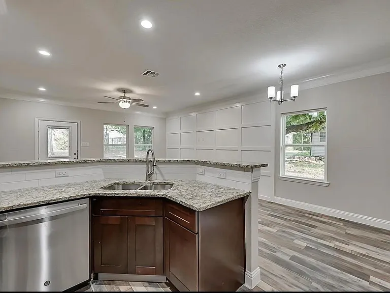 1707 Ash Crescent St — Photo 3