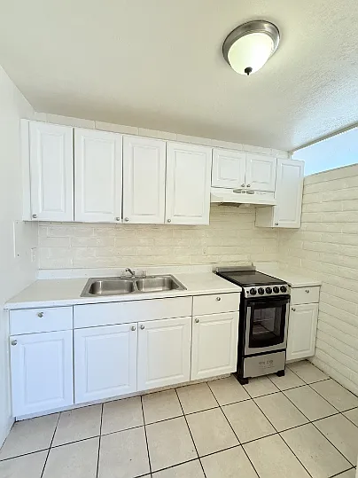 BROADWAY APARTMENTS — Photo 19