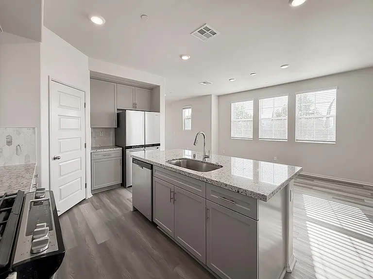 28076 Melrose Dr — Photo 31
