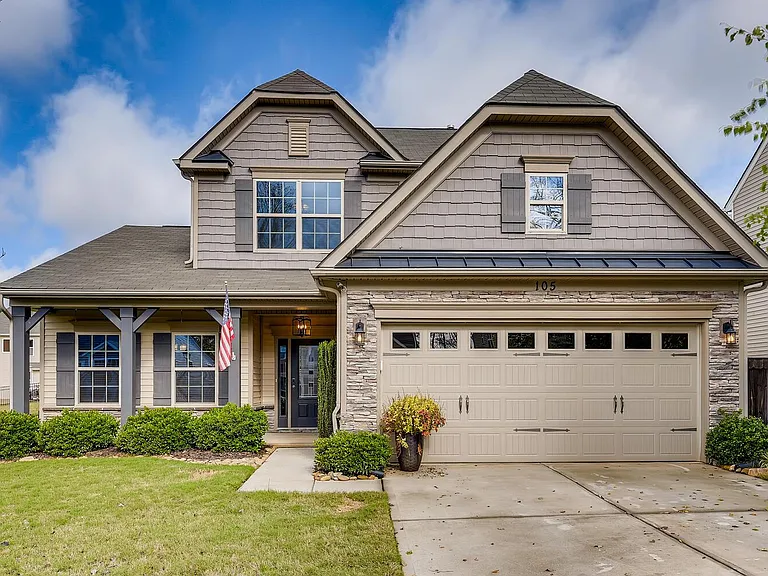 Great curb appeal. *Pictures are from prior to current tenant*