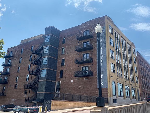 3rd image of 220 W Jackson Ave
