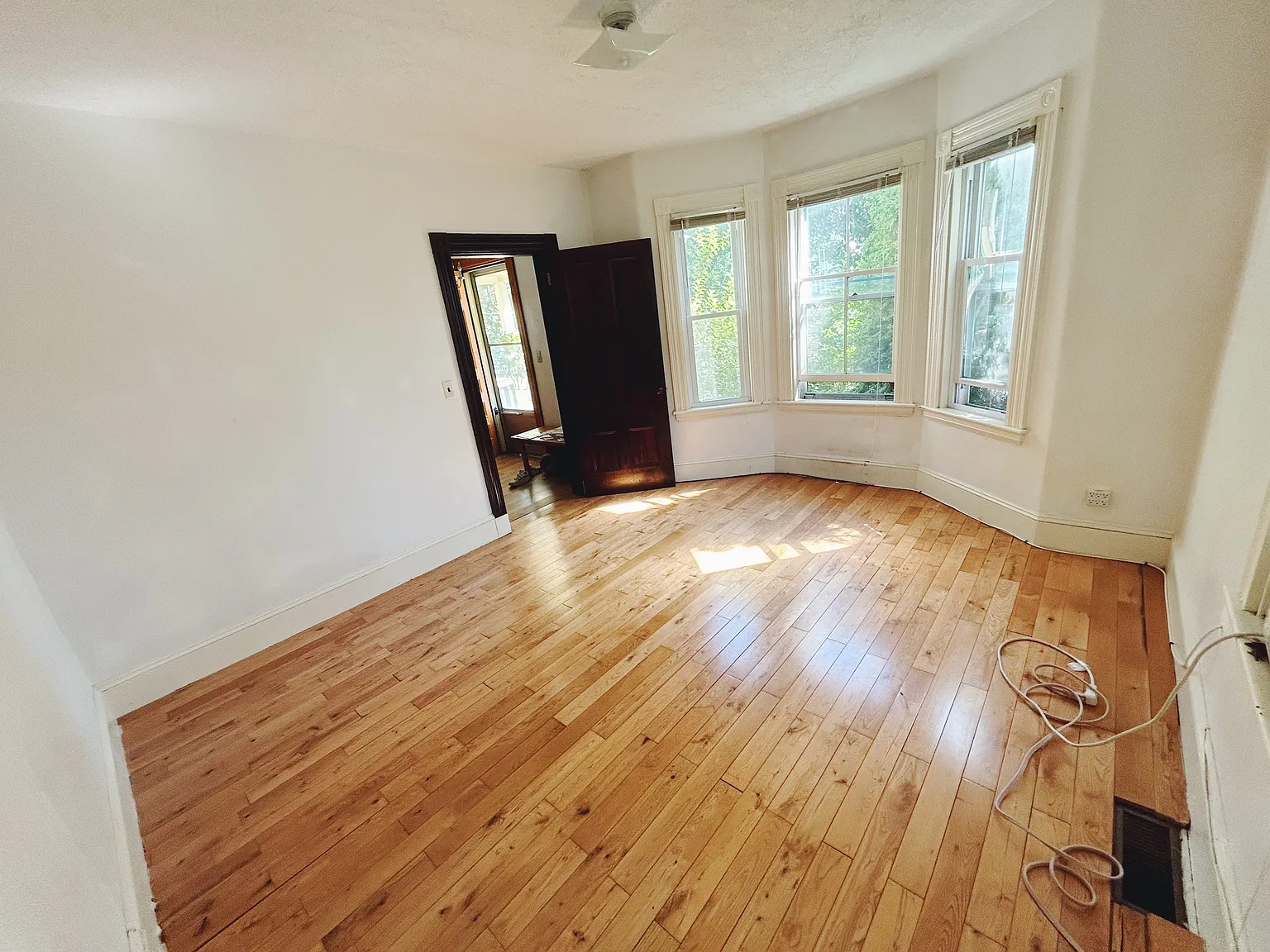 3 bed, 1200 sqft, $1,100 — Photo 2