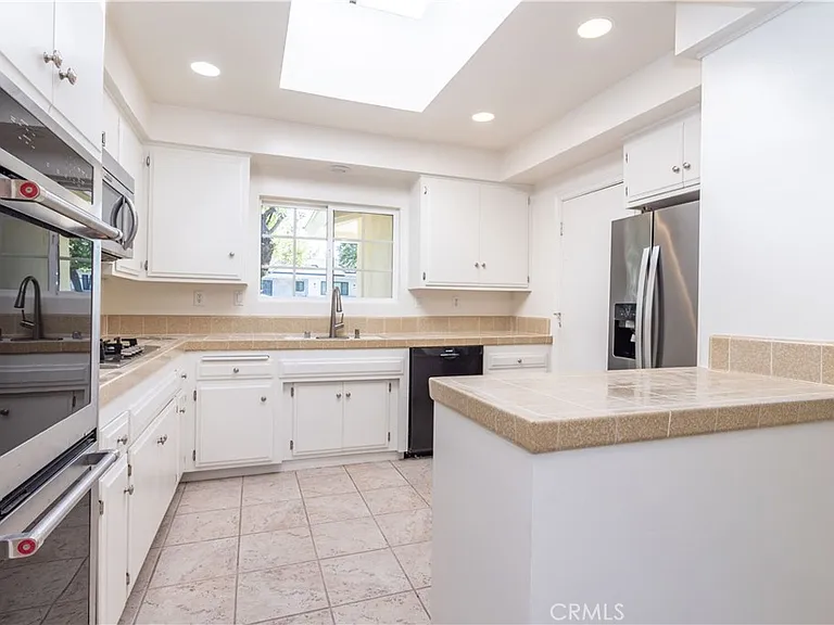 11761 Encino Ave — Photo 10