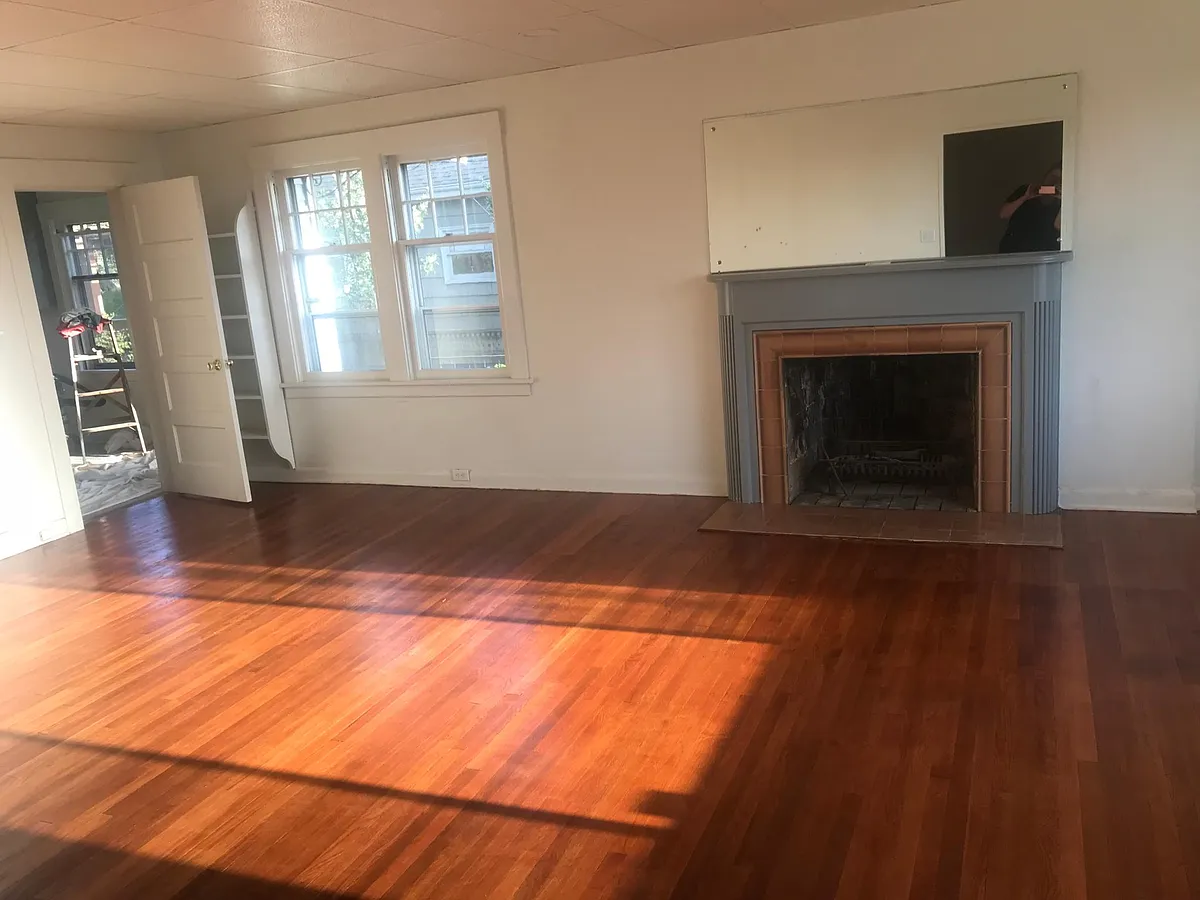 spacious living room - 2323 16th Ave S