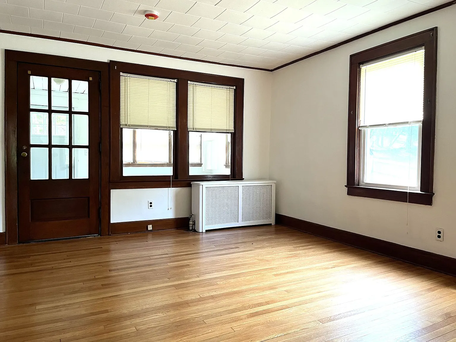 3 bed, 1.5 bath, 2024 sqft, $3,800 — Photo 4