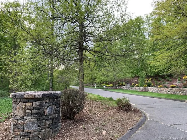 11 Oak Ridge Dr, Newtown, CT 06470