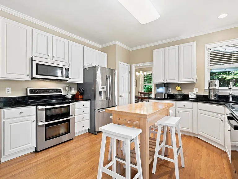 2306 Strawberry Ln — Photo 6