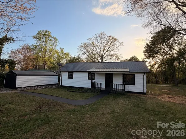 201 Cape Hickory Rd, Hickory, NC 28601