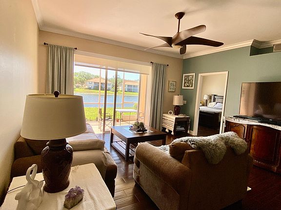 Sitting room gorgeous lake view