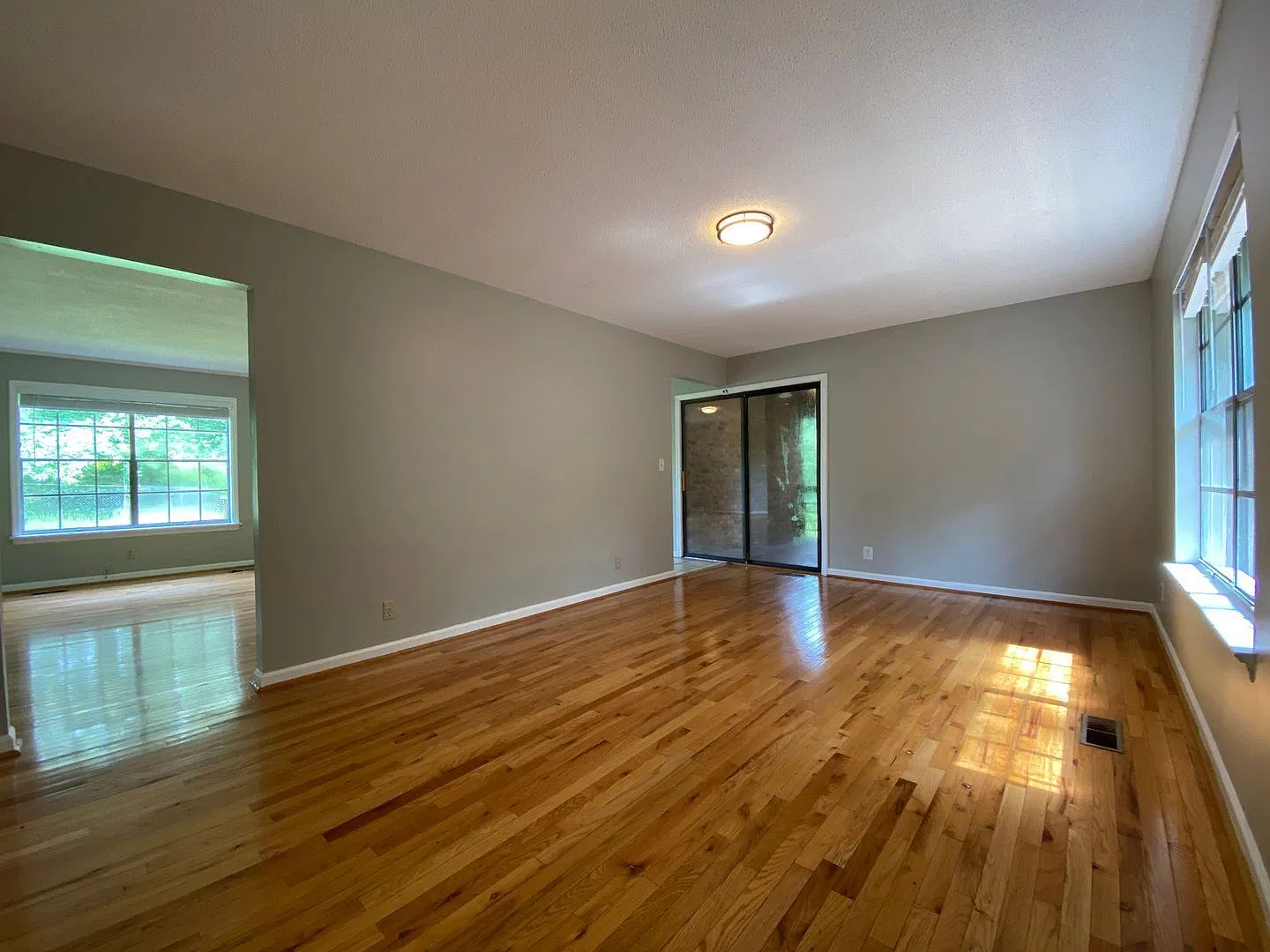 3 bed, 2.0 bath, 1390 sqft, $1,895 — Photo 3