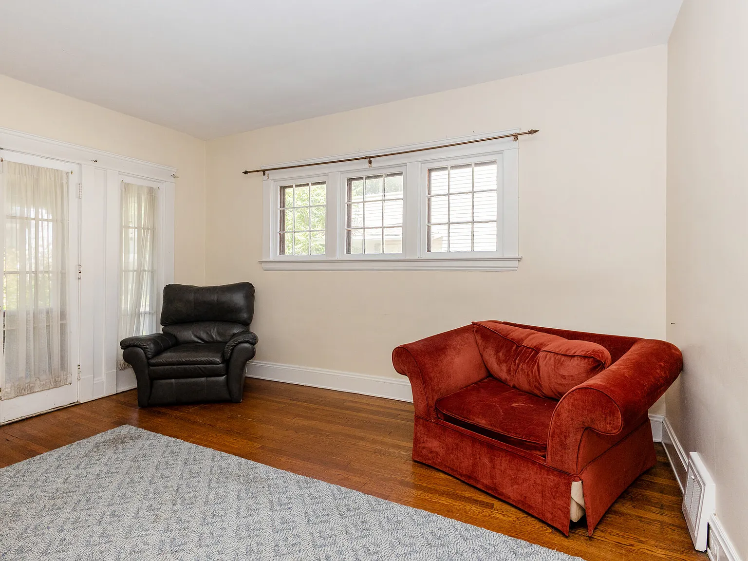 5 bed, 2100 sqft, $2,200 — Photo 3
