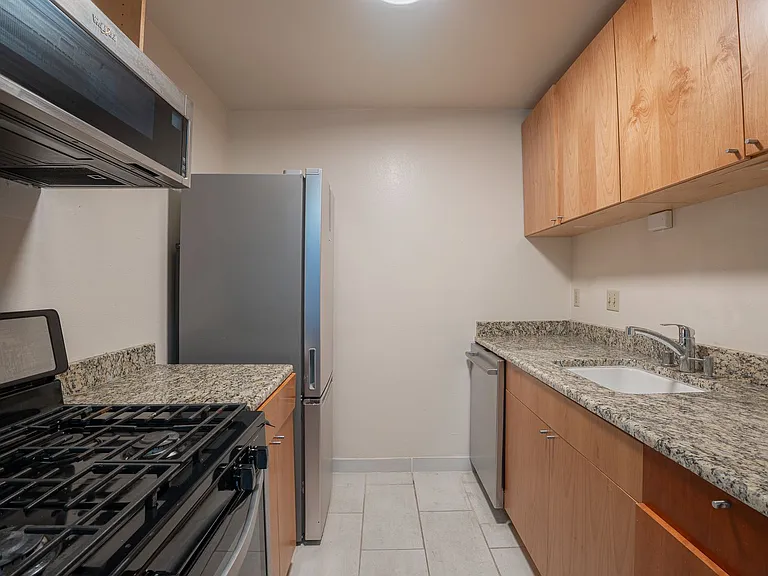 3055 N Oakland Ave — Photo 7