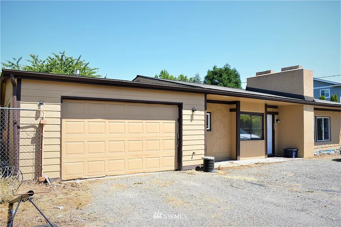 207 E Baker Street photo 1