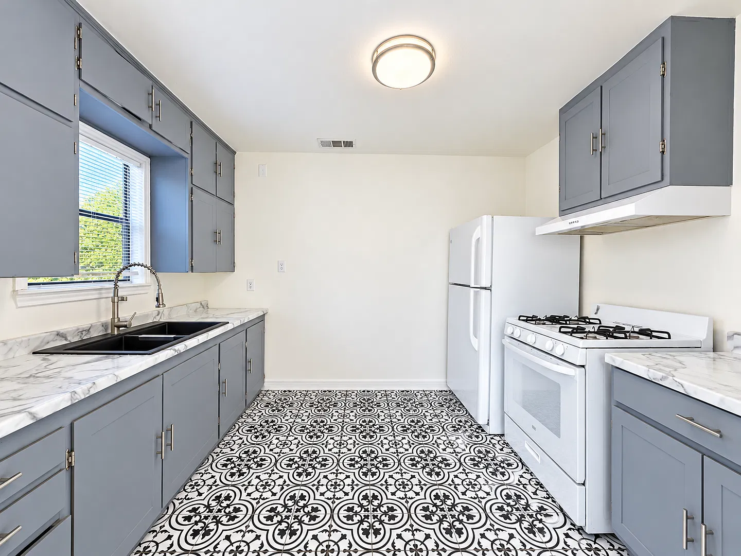 Cozy 2 Bedroom, 1 Bath Home Coming Soon! — Photo 3