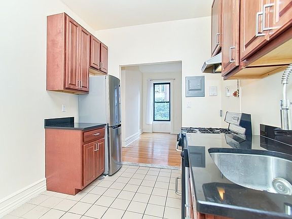 5th image of 209 W 80th St APT 2D