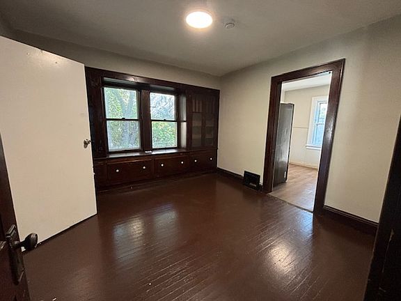 3rd image of 409 Pioneer St