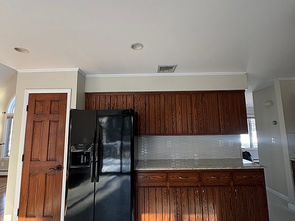 3rd image of 28 Lakeview Dr