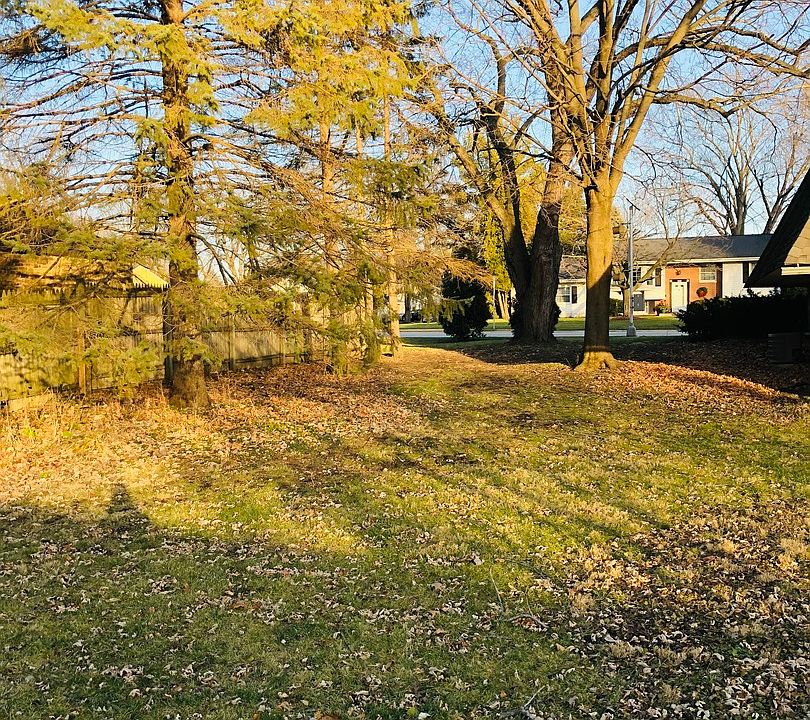 2nd image of 304 E Side Dr