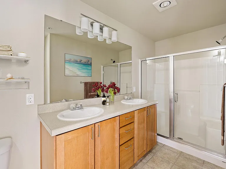 Shangri La Apartments — Photo 9