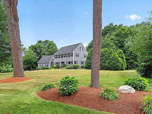 3rd image of 32 Country Club Cir