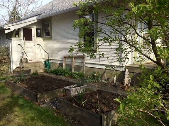 Side with Vegtable Beds
