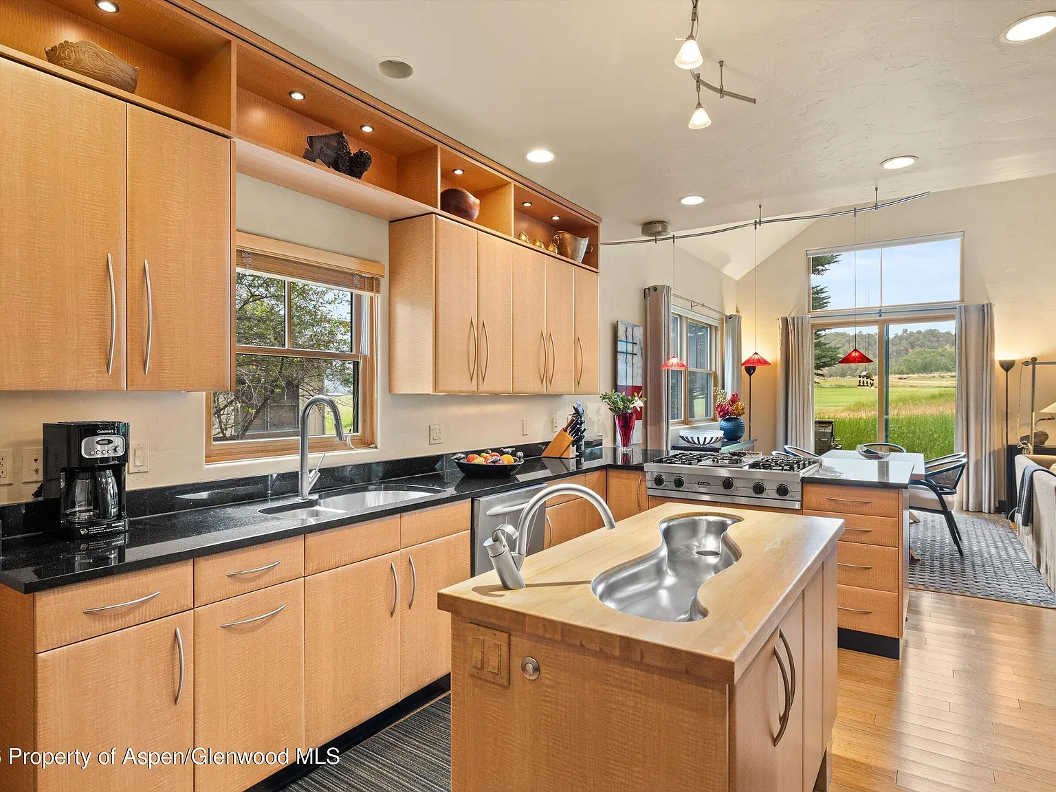 3 bed, 3.5 bath, 2200 sqft, $8,000 — Photo 4