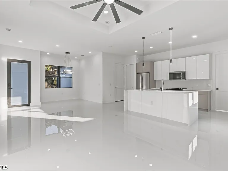 566 Eisenhower Blvd — Photo 8